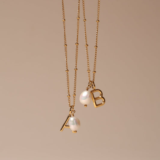 Collar de perlas y letra inicial
