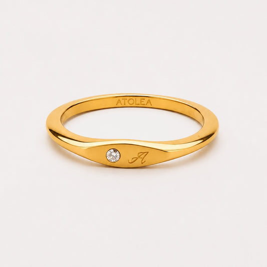 Anillo de cristal con una inicial